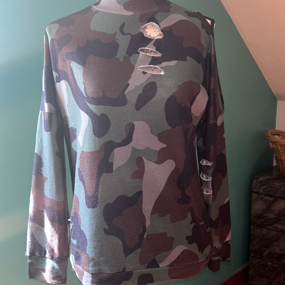 YOINS - Camo long sleeve with slits & peak a boo shoulders - woman’s medium